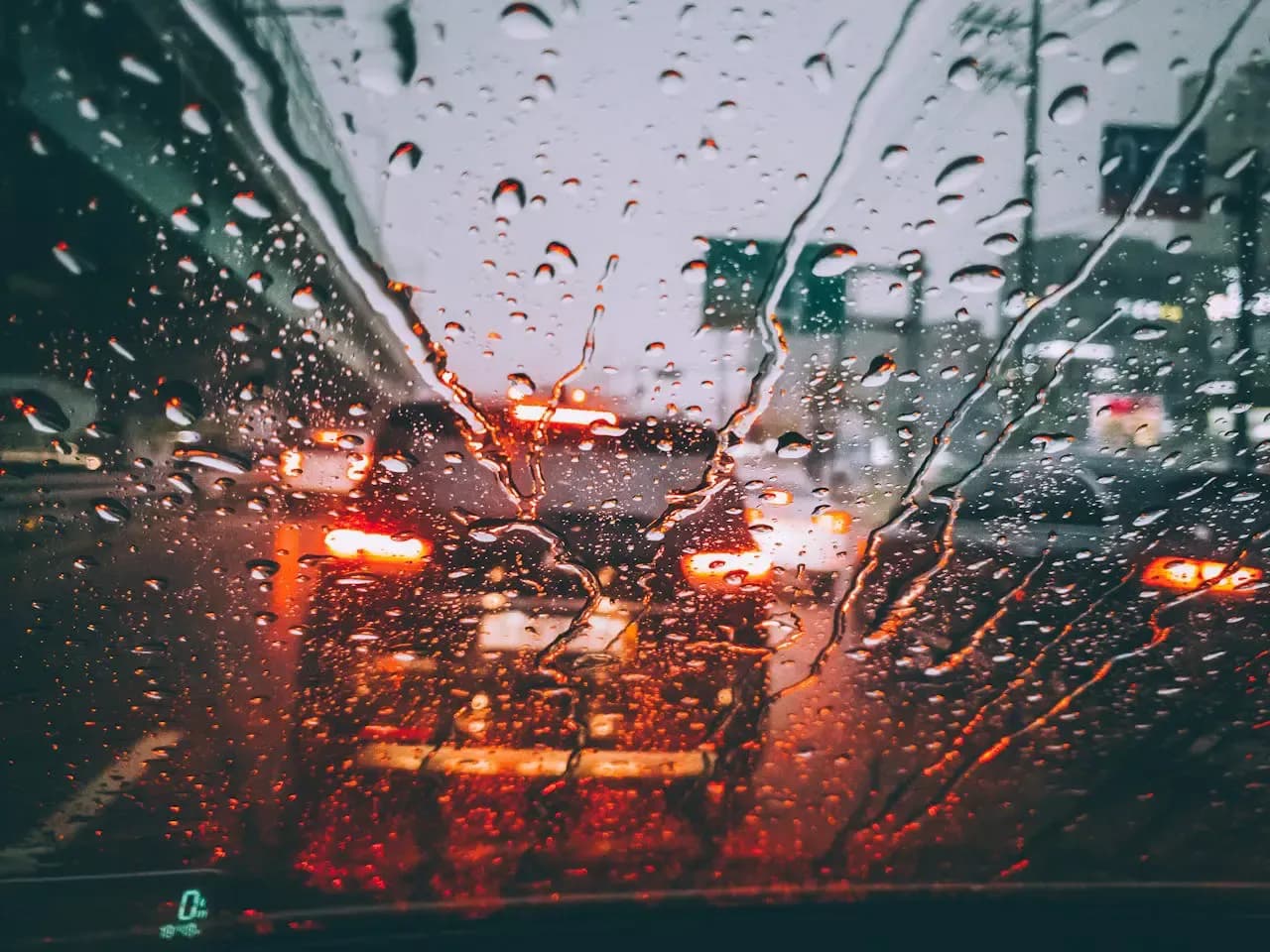 tips berkendara saat hujan